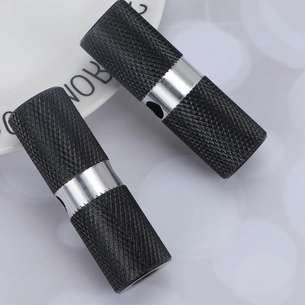 

1Pair Aluminum Bike Footrests Cylinder Non-Slip Pedal Foot Pegs Front Rear Axle Footrest Lever Mountain Racing Black