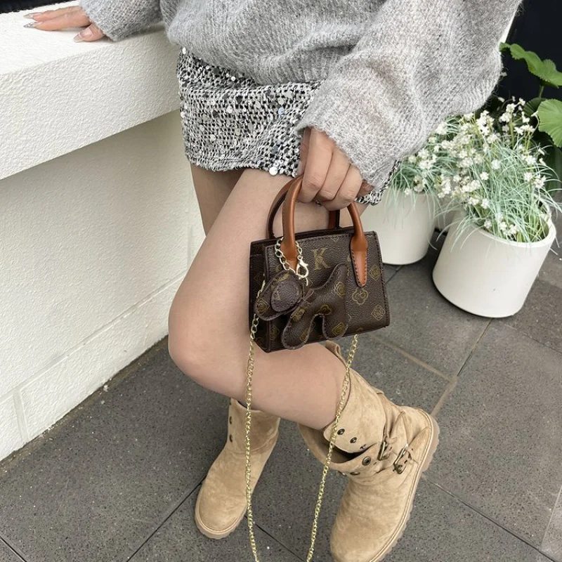 

Modish Women's Handbag Made Of Nubuck Leather Boasting Casual Liechtenstein Trendy Spacious Soft Daily Look