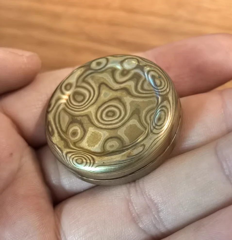 Używana zabawka antystresowa EDC Acedc Milk cap mini mokume w kształcie monety do ściskania.