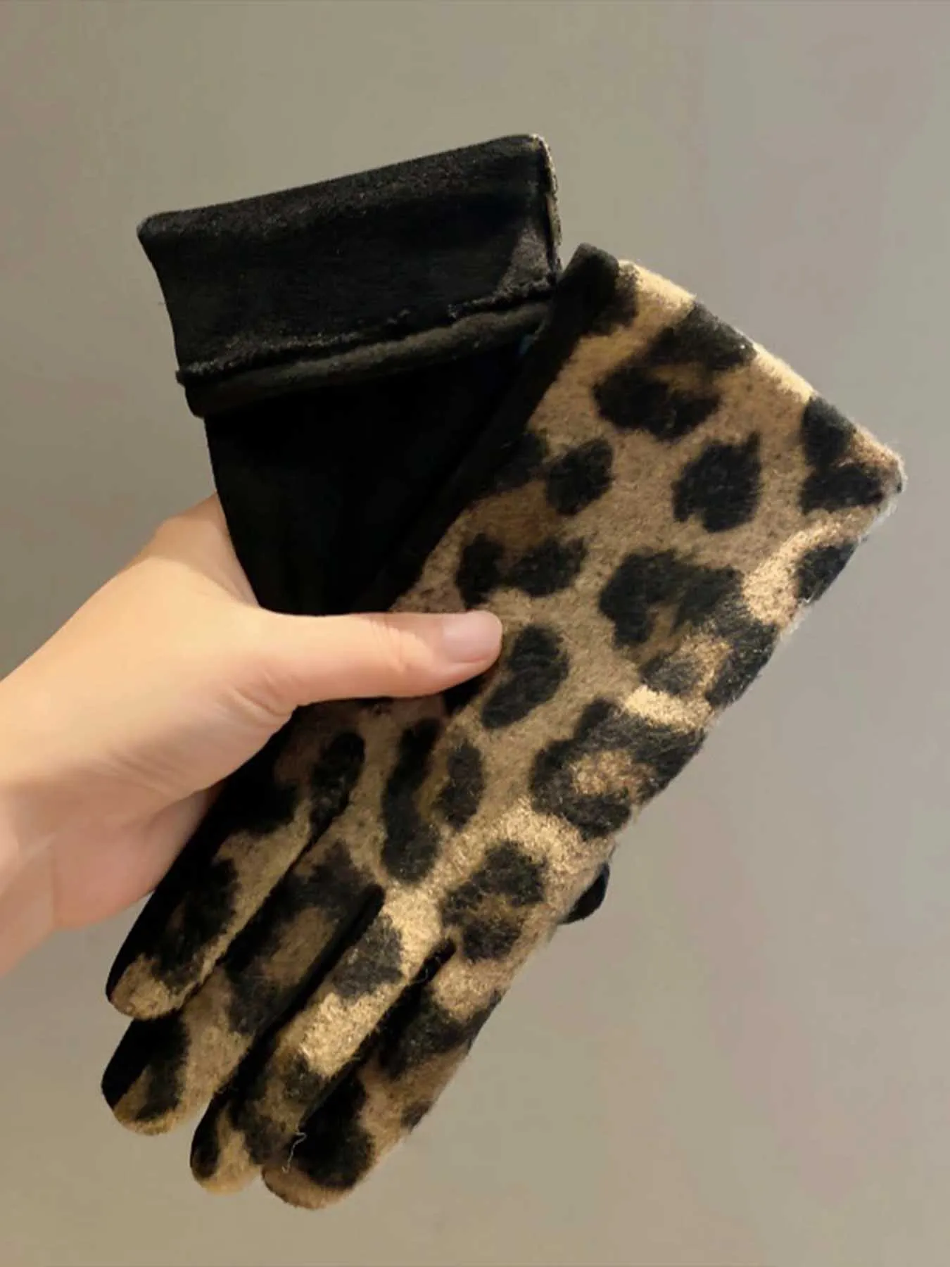 AliExpress NONE Leopard-print gloves for winter cycling, ladies' warm and cold-proof driving gloves for electric cars, windproof and plush glove