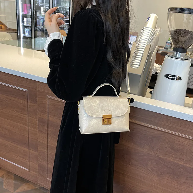 حقيبة وسادة مبطنة كلاسيكية لعام 2026، محفظة كروس مستوحاة من الفرنسية الرجعية للنساء، حقيبة كتف أنيقة للسفر، وصول جديد #5