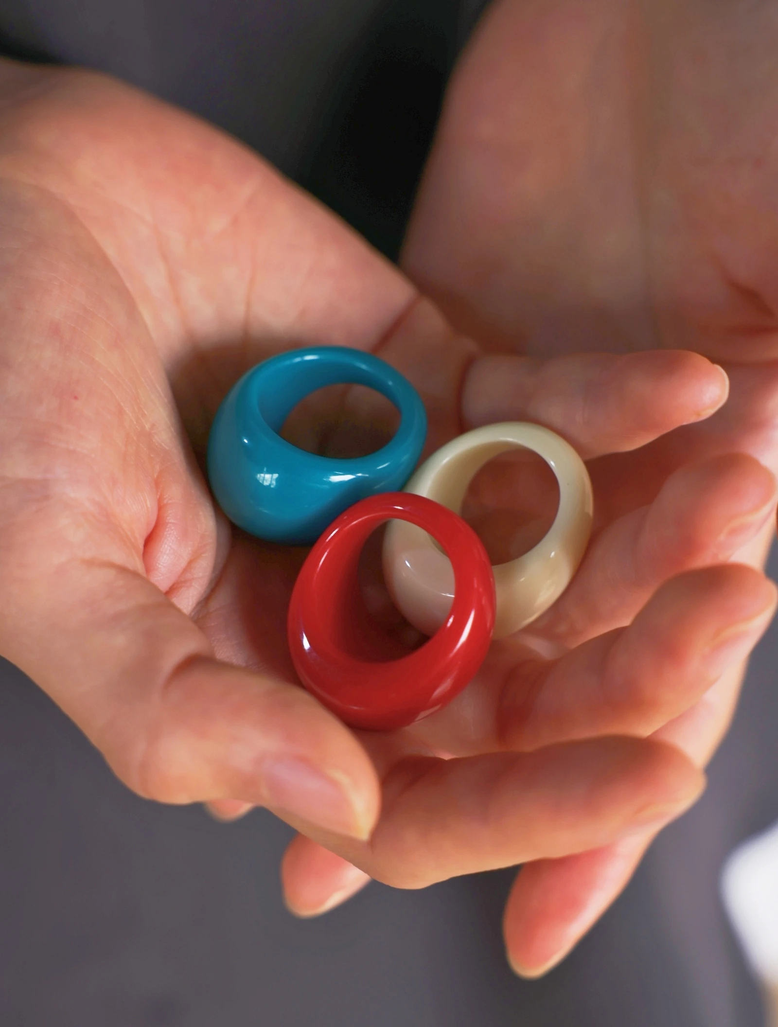 3-piece set of red, white, and blue resin rings for women\'s fashion design, stackable and wearable. Valentine\'s Day gift for lov