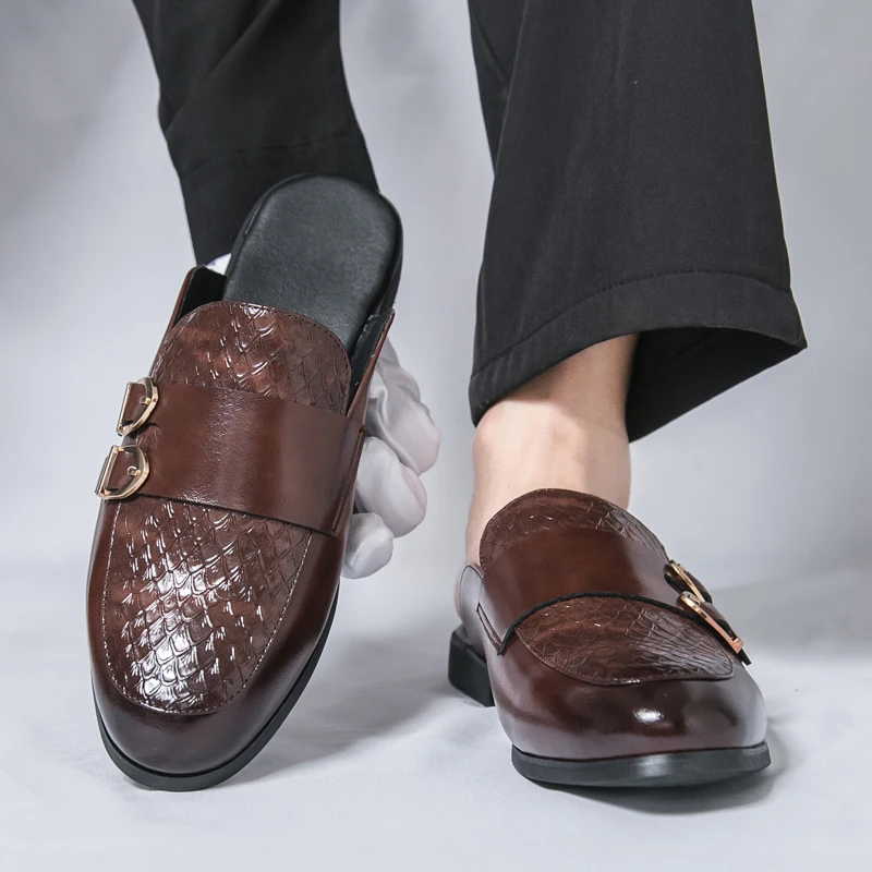 2026 Fashionable Summer New Men's Comfortable Non Slip Casual Half Slippers Brand Carved Double Button Indoor Set Foot Loafers