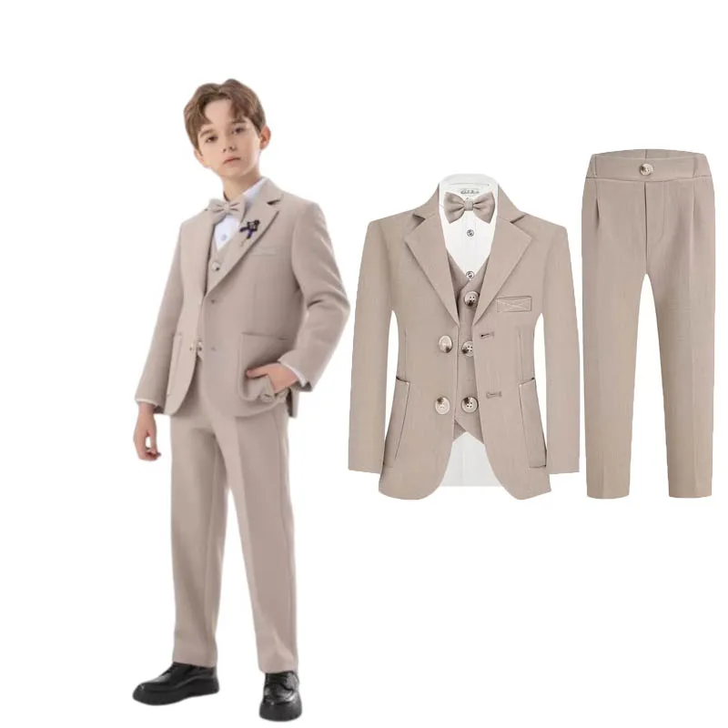 

Детский бежевый костюм-пятипредметник для мальчиков: пиджак, жилет, брюки, галстук-бабочка. Вечерний костюм для выступлений, концертов и мероприятий.