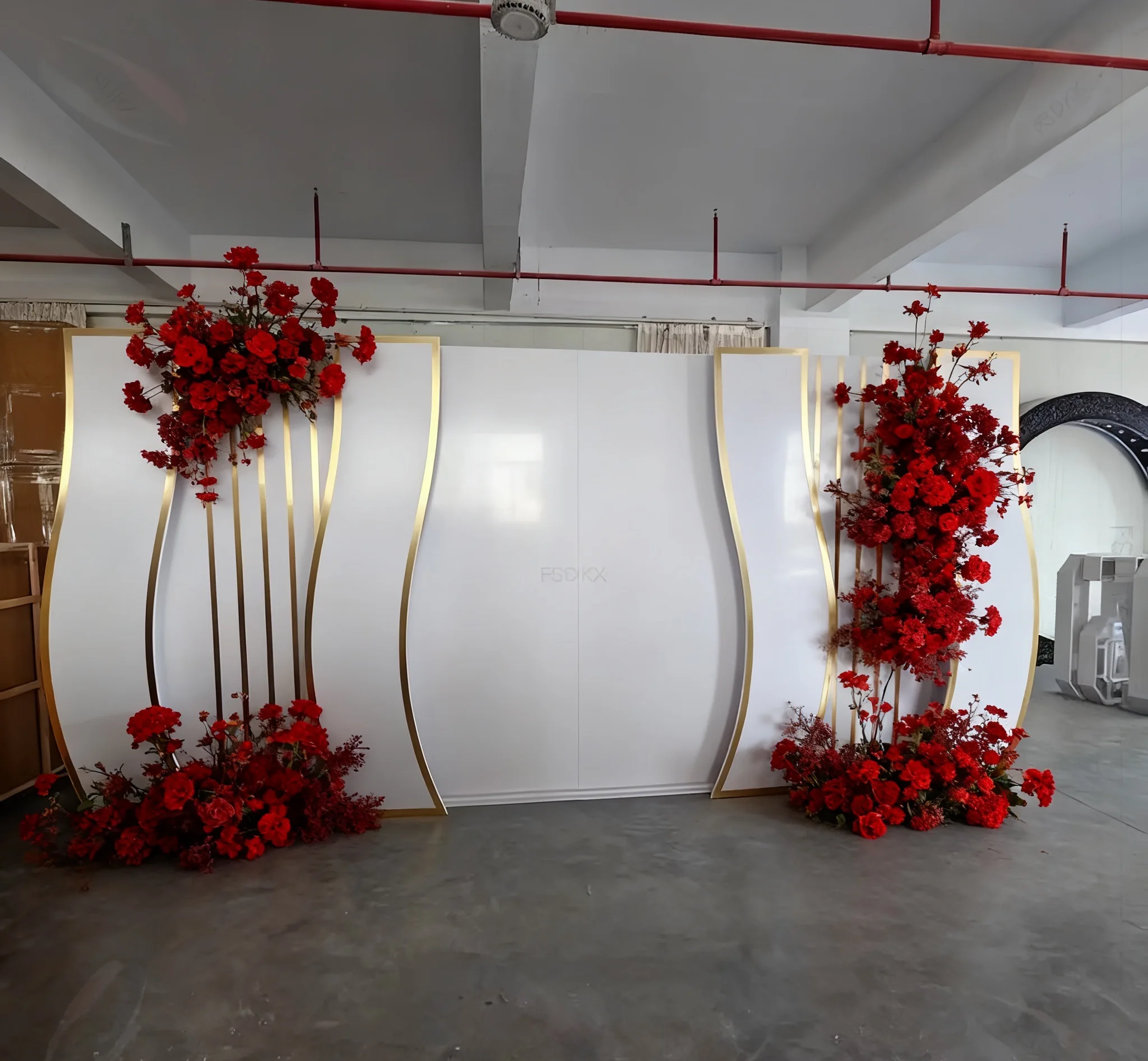 

Wholesale Wedding Decoration Supplies Furniture Pvc Acrylic White and Gold Stand Event Wedding Party Backdrop