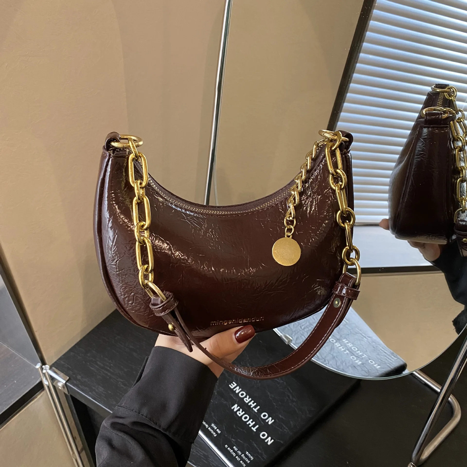 

2025 Niche Chain Shoulder Bag, Spacious Crossbody Purse for Women, Fashion Day-to-Night Tote, Minimalist Sling Bag, Textured Top