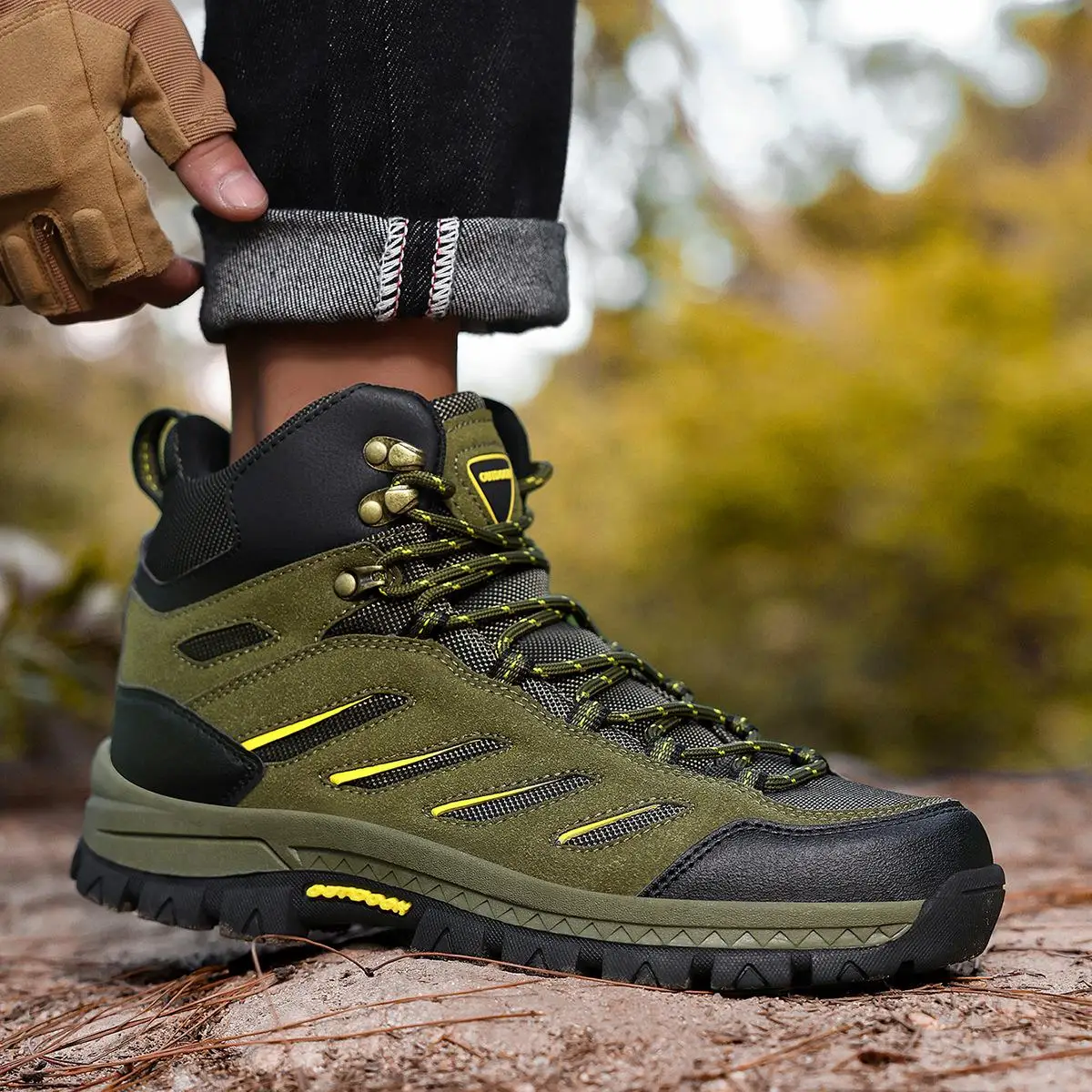 Men's Mid-High Mountain Climbing Shoes Autumn Winter Anti-Slip Hiking Boots Outdoor Sports Shoes Large Size Wear-Resistant