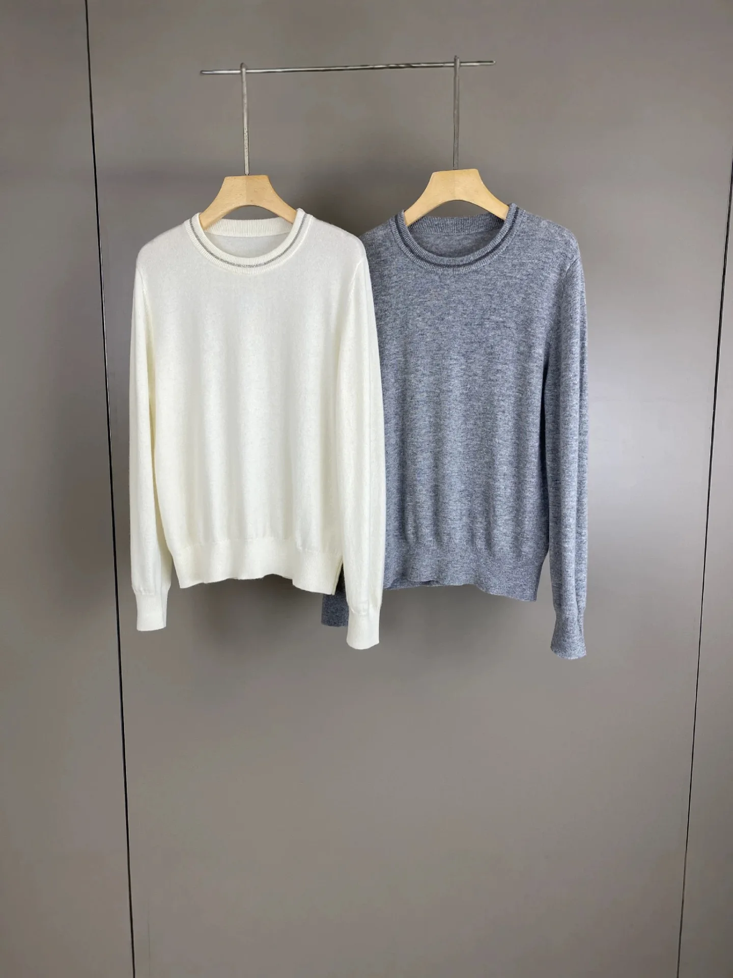2026 Autumn/Winter  Women's Solid-Color Pure Cashmere Crew-Neck Beaded Knit Sweater