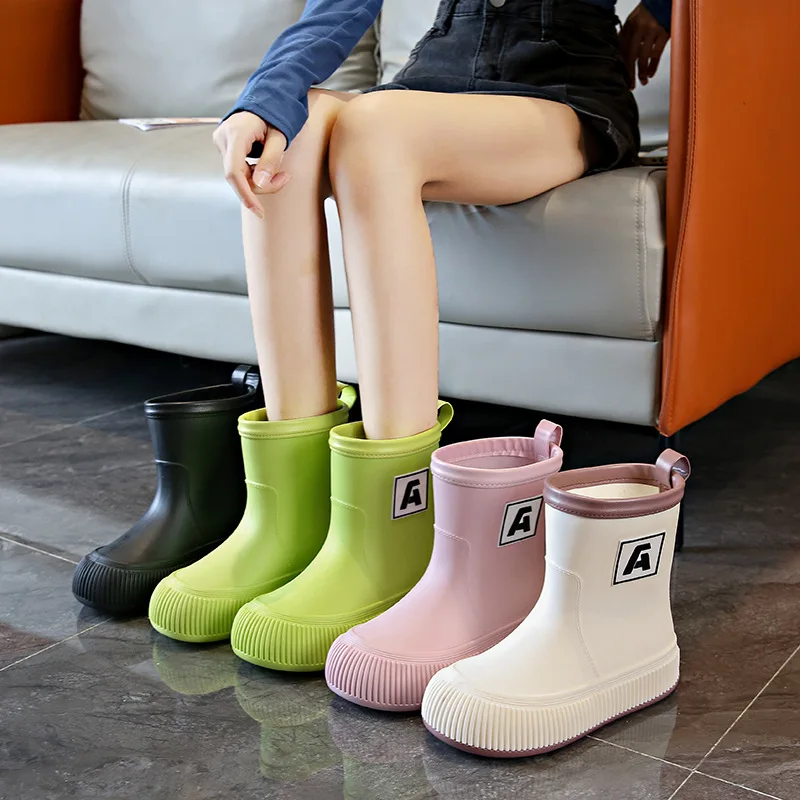 Botas de lluvia de felpa para mujer, zapatos impermeables antideslizantes para exteriores, botas de trabajo de goma, Color puro, a la moda, novedad