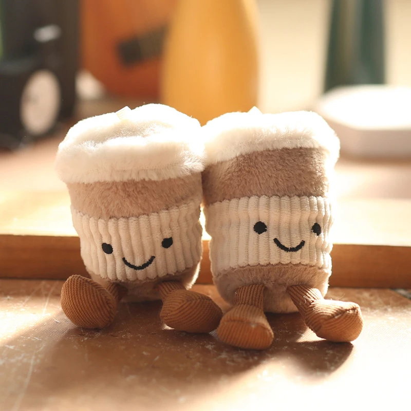 พวงกุญแจแก้วชานมตุ๊กตาขนฟูน่ารัก อุปกรณ์เสริมพวงกุญแจเครื่องดื่มน่ารักสำหรับกระเป๋า กระเป๋าเป้ ของเล่นตุ๊กตา ของขวัญวันเกิดสำหรับเด็ก