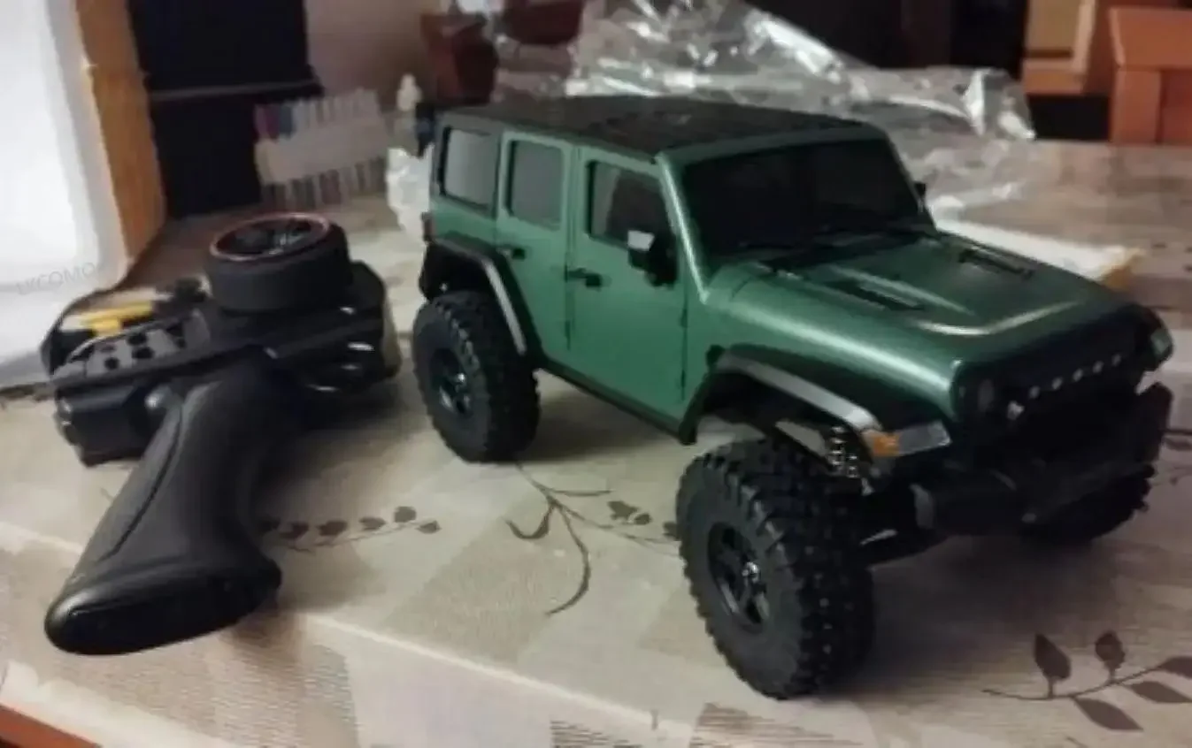 Jouet de voiture RC pour enfants, pleine échelle, Jeep Wrangler, modèle tout-terrain, quatre roues motrices, amortisseur amélioré, trois vitesses, 2.4G