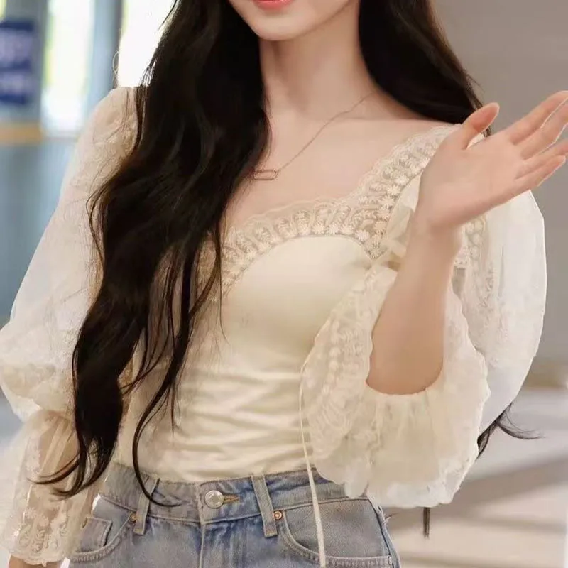 

Новый французский комбинезон с кружевной вышивкой для тяжелой промышленности, пышными рукавами и квадратным воротником для женщин осенью 2023 года.