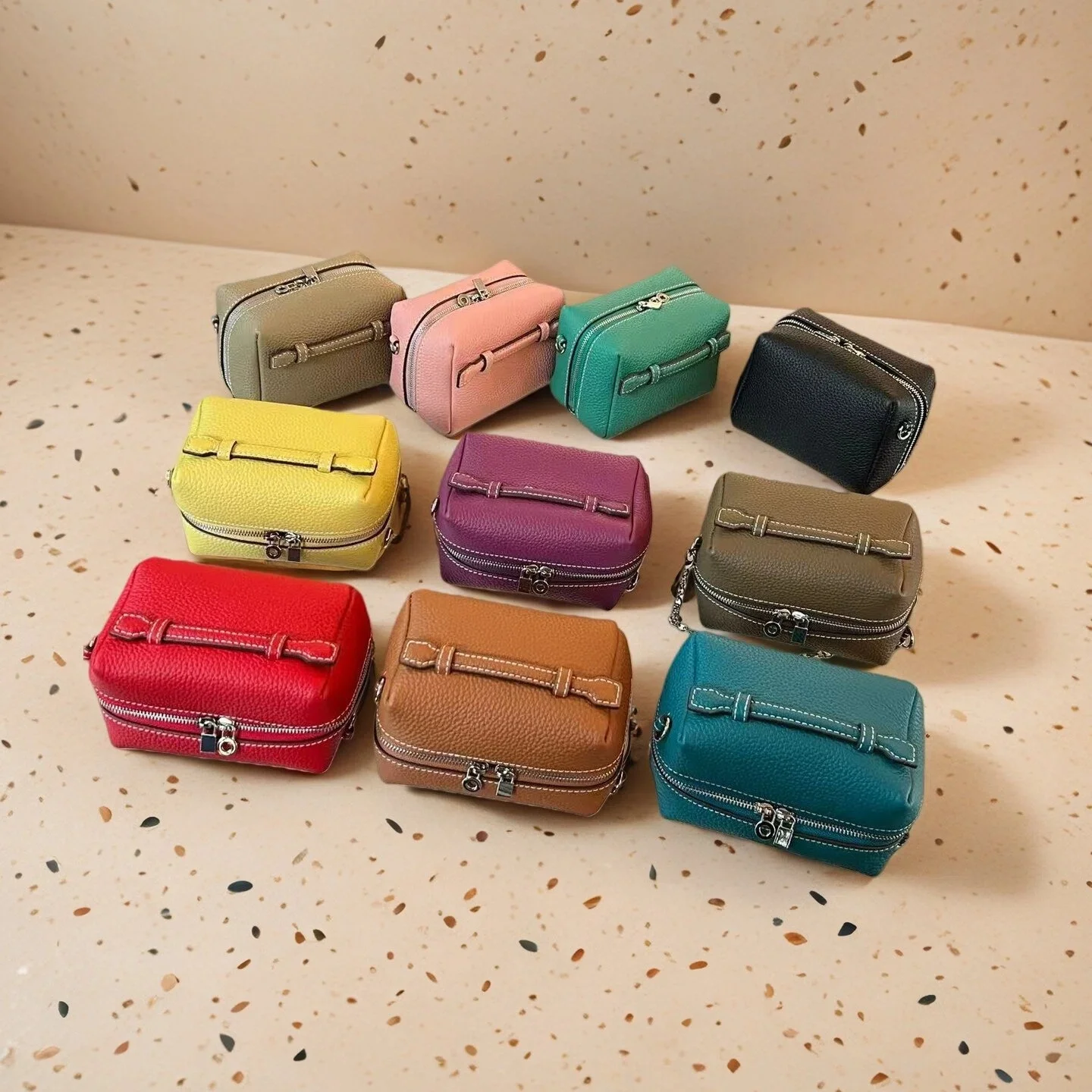 

Женская сумка из натуральной кожи с ручкой сверху и цепочкой через плечо