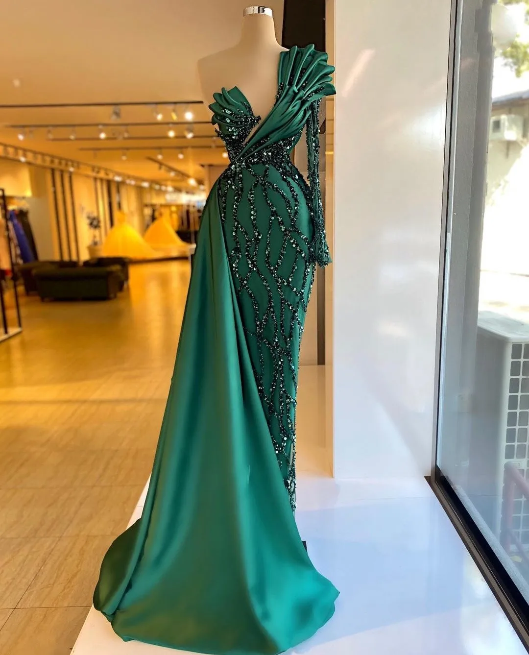 Abito da sera a sirena con paillettes di lusso da donna verde smeraldo abito da sera con paillettes e maniche a una spalla in raso con volant personalizzato