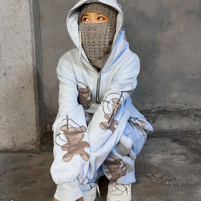 

Комплект для уличного стиля: худи с принтом медведя в стиле американской горячей девушки и длинные брюки. Повседневная спортивная одежда для осени и зимы.