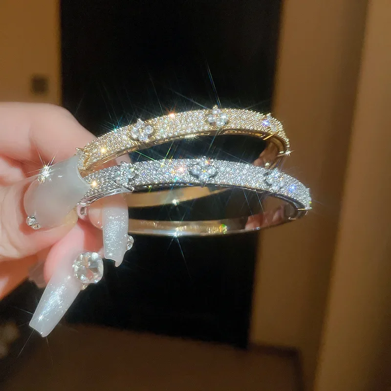 Image of Gold- und silberplattiertes, glänzendes Armband mit Zirkonia-Steinen, luxuriöser Modeschmuck für Damen, geeignet für Partys, Hochzeiten und den Alltag.