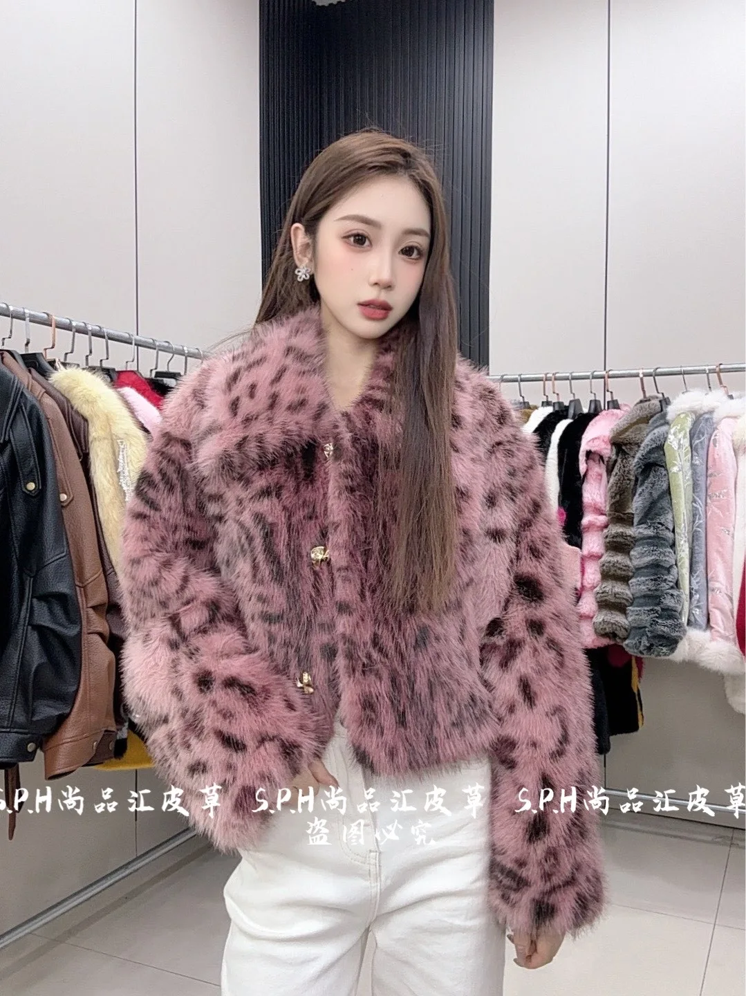2025 Short Lapel Women's Leopard Print Exquisite Elegant Winter Furry Coat Short Single-Breasted Long Sleeves Faux Fur Jacket