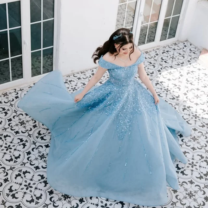 

Небесно-голубые платья Quinceanera по индивидуальному заказу с открытыми плечами и аппликацией из кристаллов с длинным хвостом и бусинами Vestido 15, Quinceanera