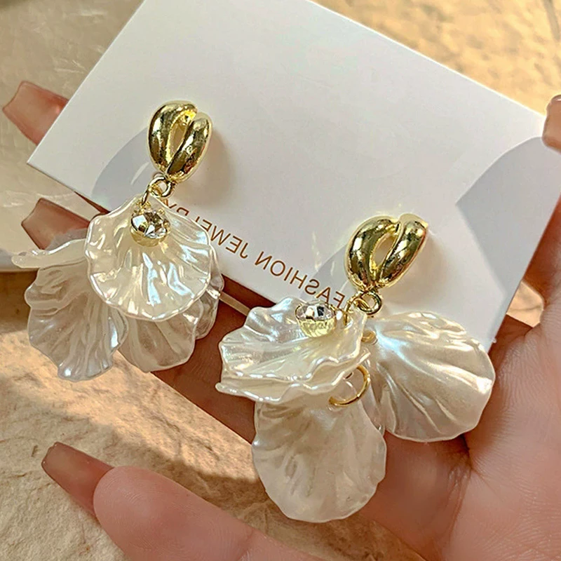 White Acrylic Petals Tassel Dangle Earrings Women Wedding Party Elegant Golden Metal Rhinestones Drop Earrings Trendy Jewelry