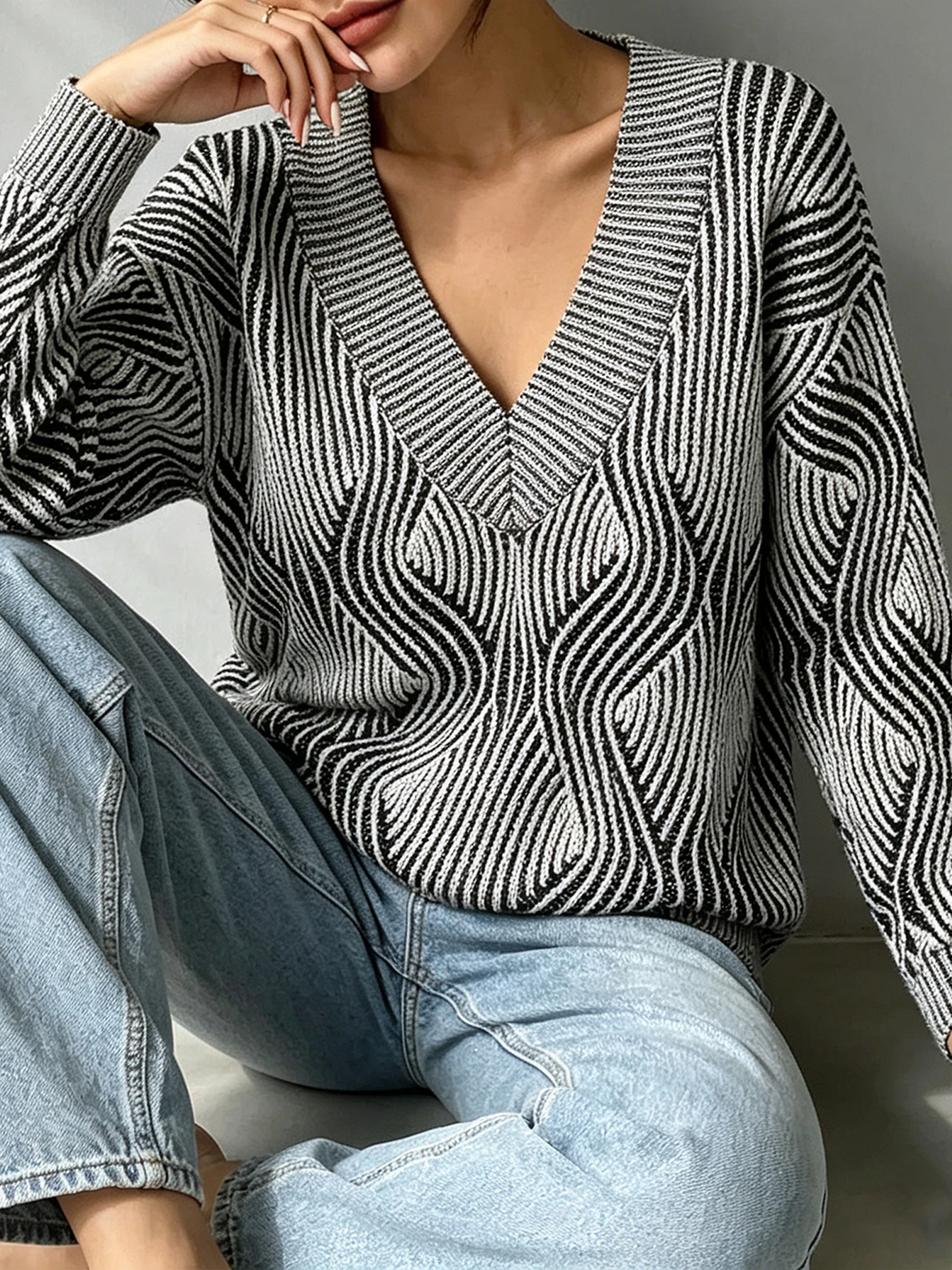 Plus‑size women's autumn and winter pullover sweater, comfortable, skin‑friendly and stylish V‑neck long‑sleeve sweater