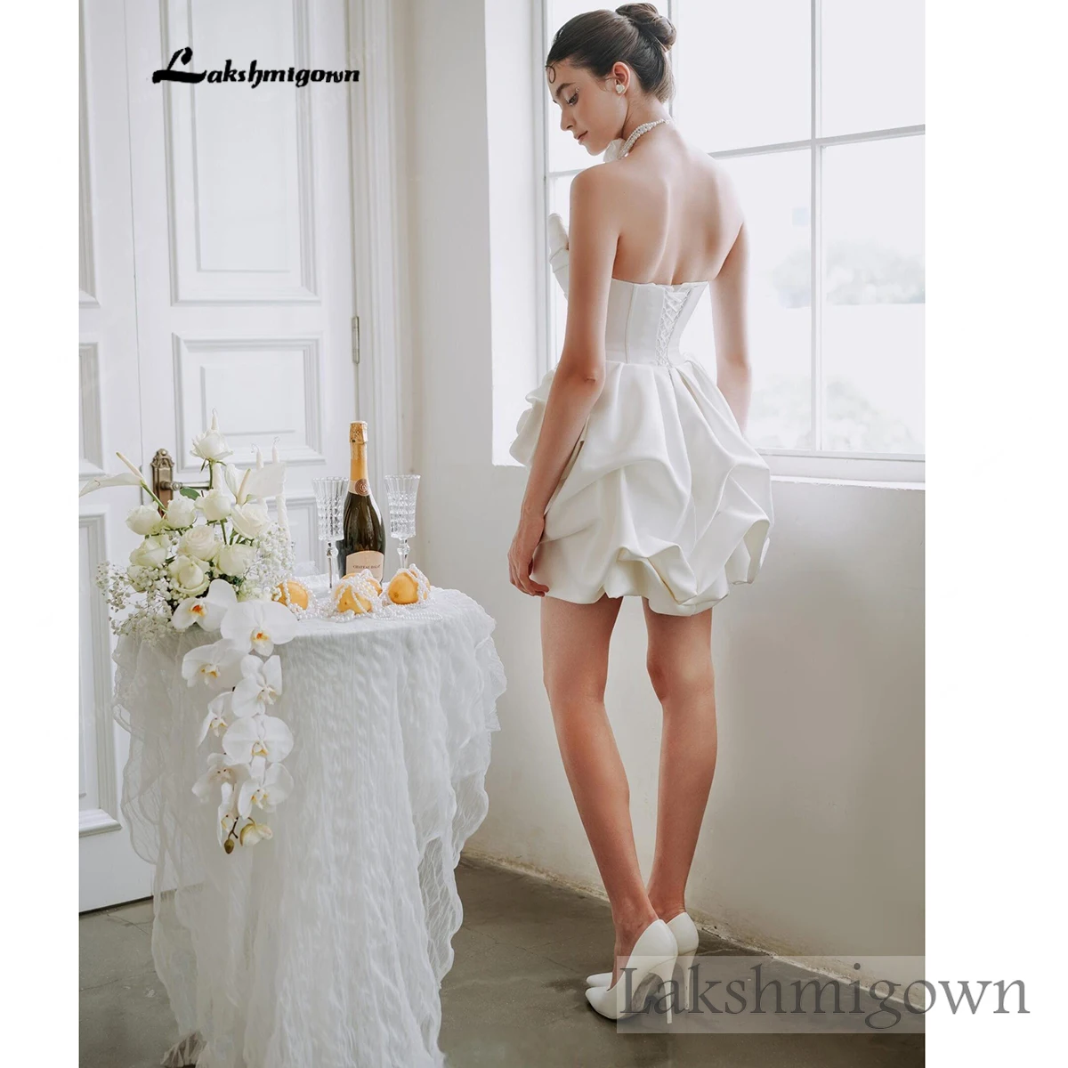 Lakshmigown Trägerloses Satin-Mini-Hochzeitskleid mit 3D-Rosetten, kurzes Brautkleid, Couture-Empfangskleid, maßgeschneidert – Detail 7