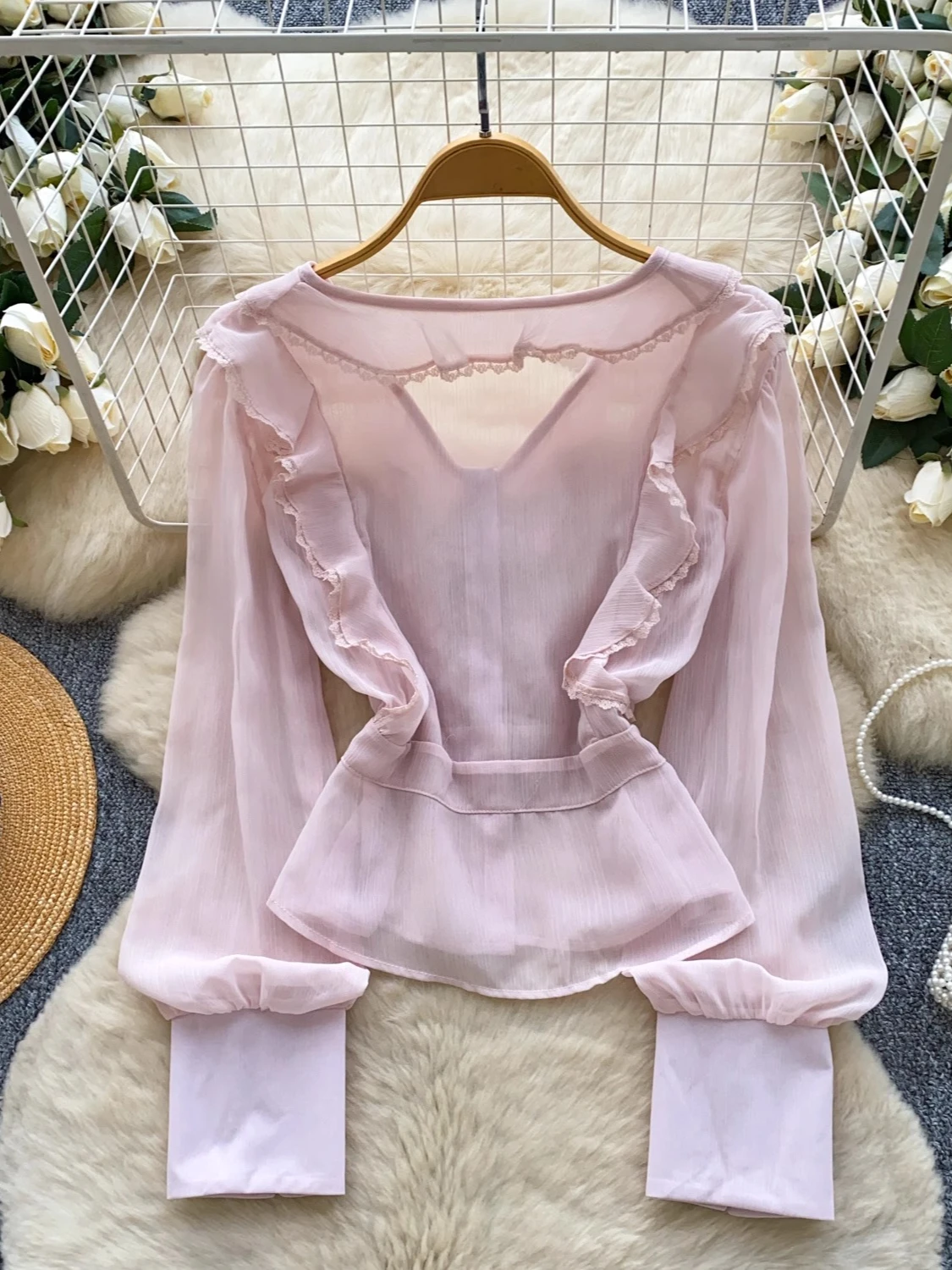 Damska koszula na jesień 2026 z dekoltem w serek, długim rękawem, koronkowymi wstawkami, podwójnymi falbanami, zapinana na guziki, jednolita.