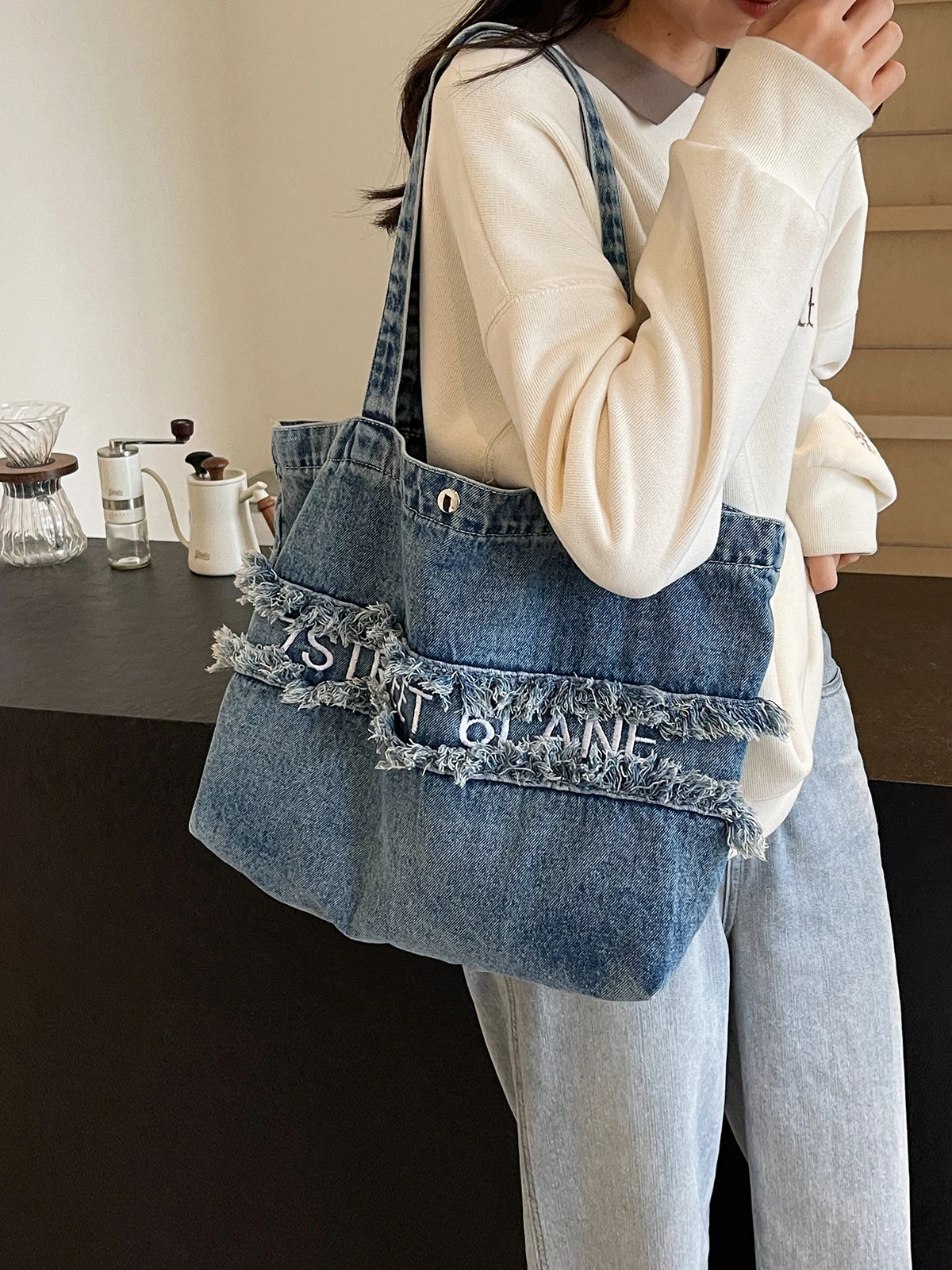 

New Fashion Large Capacity Pleated Denim Shoulder Bag Casual And Versatile College Student Class Bag Commuting Tote Bag Trendy