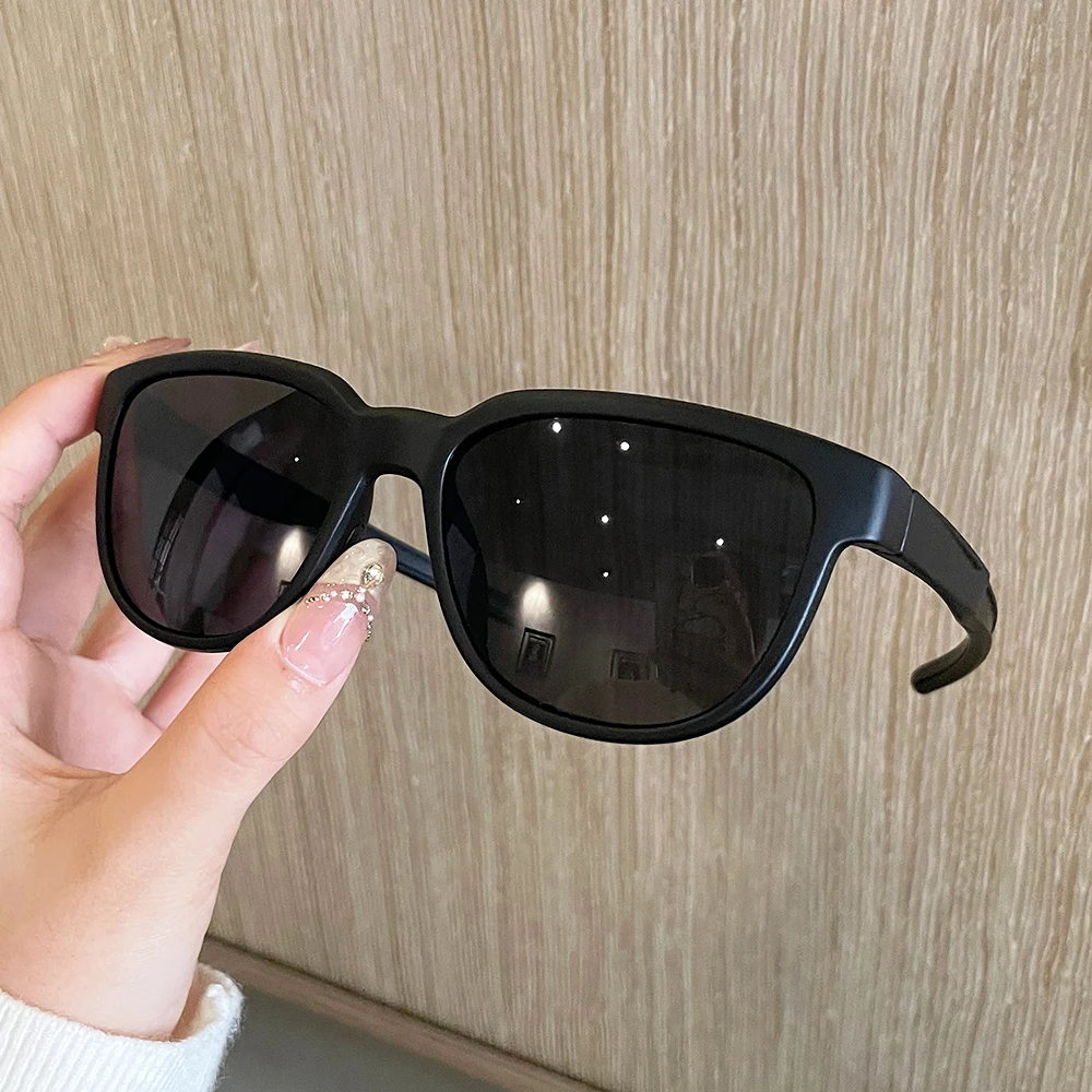 Simple square polarized sunglasses - same style for both men and women. Colorful reflective sunglasses. UV-protective. Ideal for daily outings, driving and sun protection.
