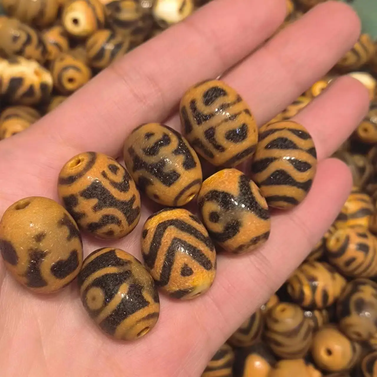 100pcs/lot natural multi-pattern old agate dzi wholesale Dead beads Rare breeds Weathering lines Black yellow Accessories diy