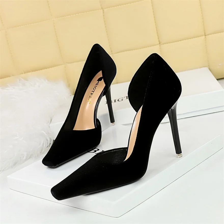 نمط مأدبة أحذية نسائية كعب رقيق عالية الكعب Xishi المخملية سطح الفم الضحلة رئيس الجانب جوفاء خارج حذا فردي للسيدات