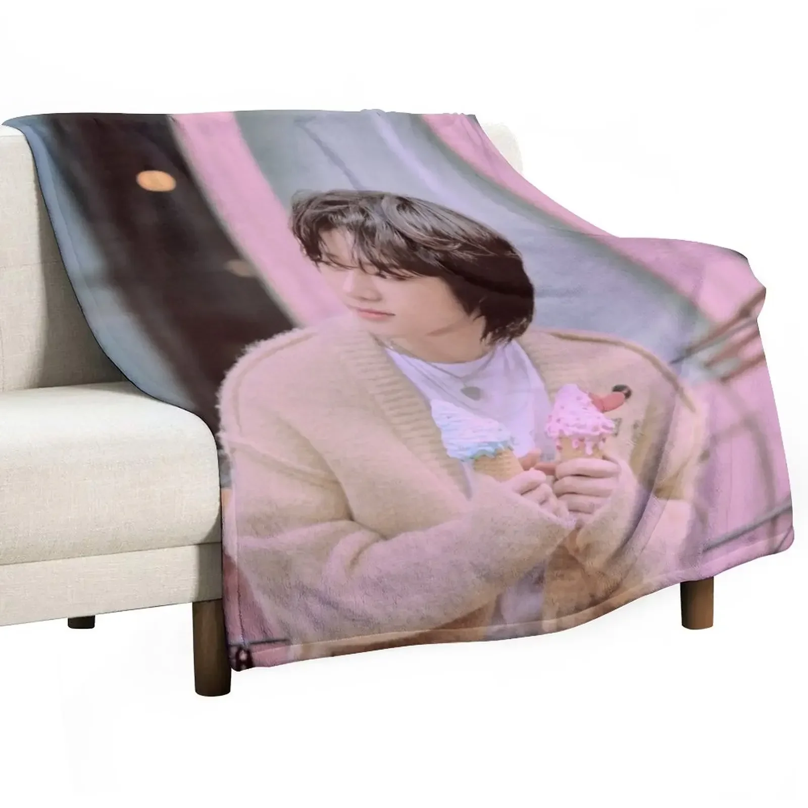 

beomgyu Throw Blanket Cute Retros Blankets