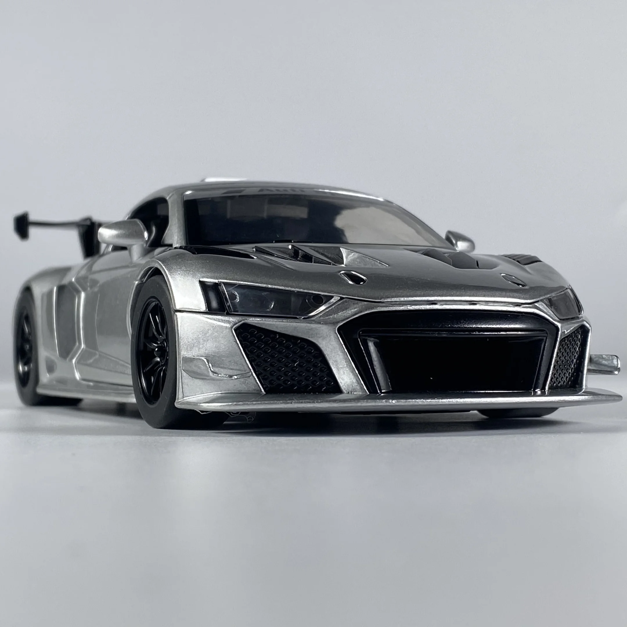 1:24 R8 LMS GT2 سيارة رياضية فائقة سبيكة معدنية دييكاست نموذج سيارة هدية عيد ميلاد سيارات لعبة التراجع هواية عرض المقتنيات الأولاد