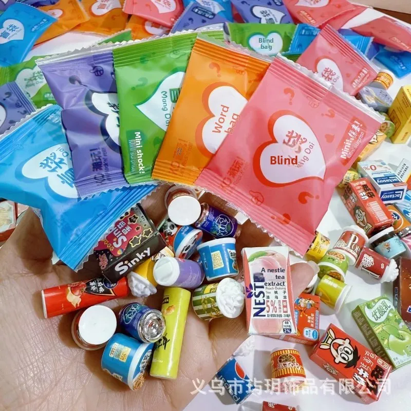 Kreative Miniatur-Spielzeugmodelle aus Kunstharz für Snacks und Getränke, niedliche Cartoon-Figuren, Blindbeutel, Convenience-Store-Thema, Sammlerspielzeug