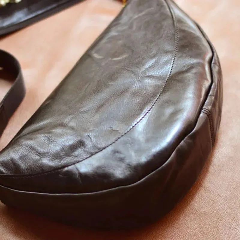 

AETOO Leather single shoulder crossbody bag Commuter retro unisex casual sports bag Personality backpack head layer cowhide bag