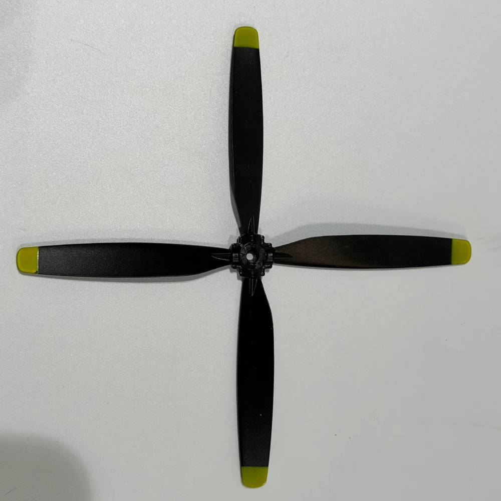 Das Zubehör für das Sayzon P51D Musting RC-Flugzeug (510 mm Spannweite) umfasst einen Propeller und ein rotes/gelbes Fahrwerk. – Detail 29