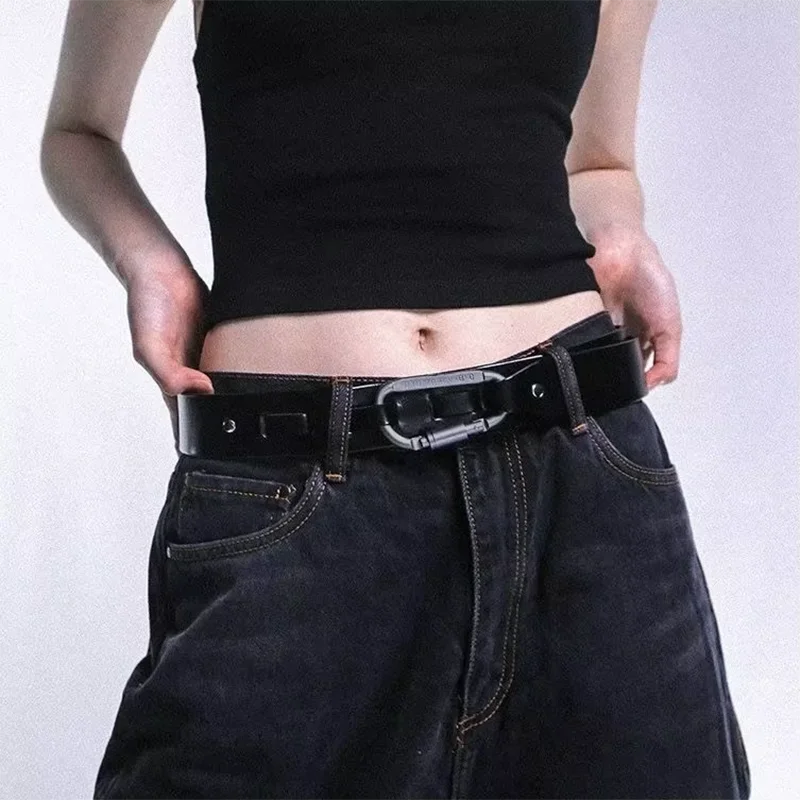 Hebilla de Escalada INS Wind Gris Plateado con Grabado de Letras, Cinturón Negro, Accesorio de Moda para Hombre y Mujer para Actividades al Aire Libre