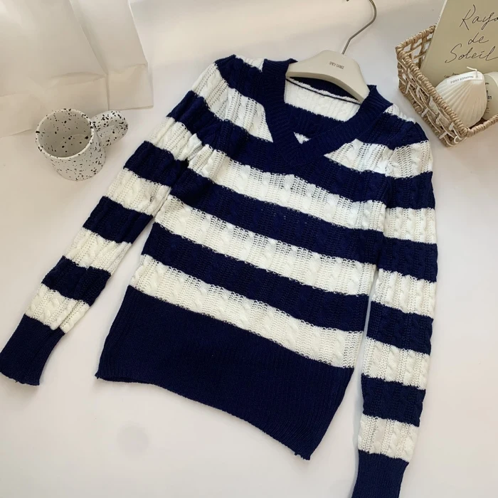 

Autumn and winter new Korean lazy style contrasting color striped V-neck sweater for women