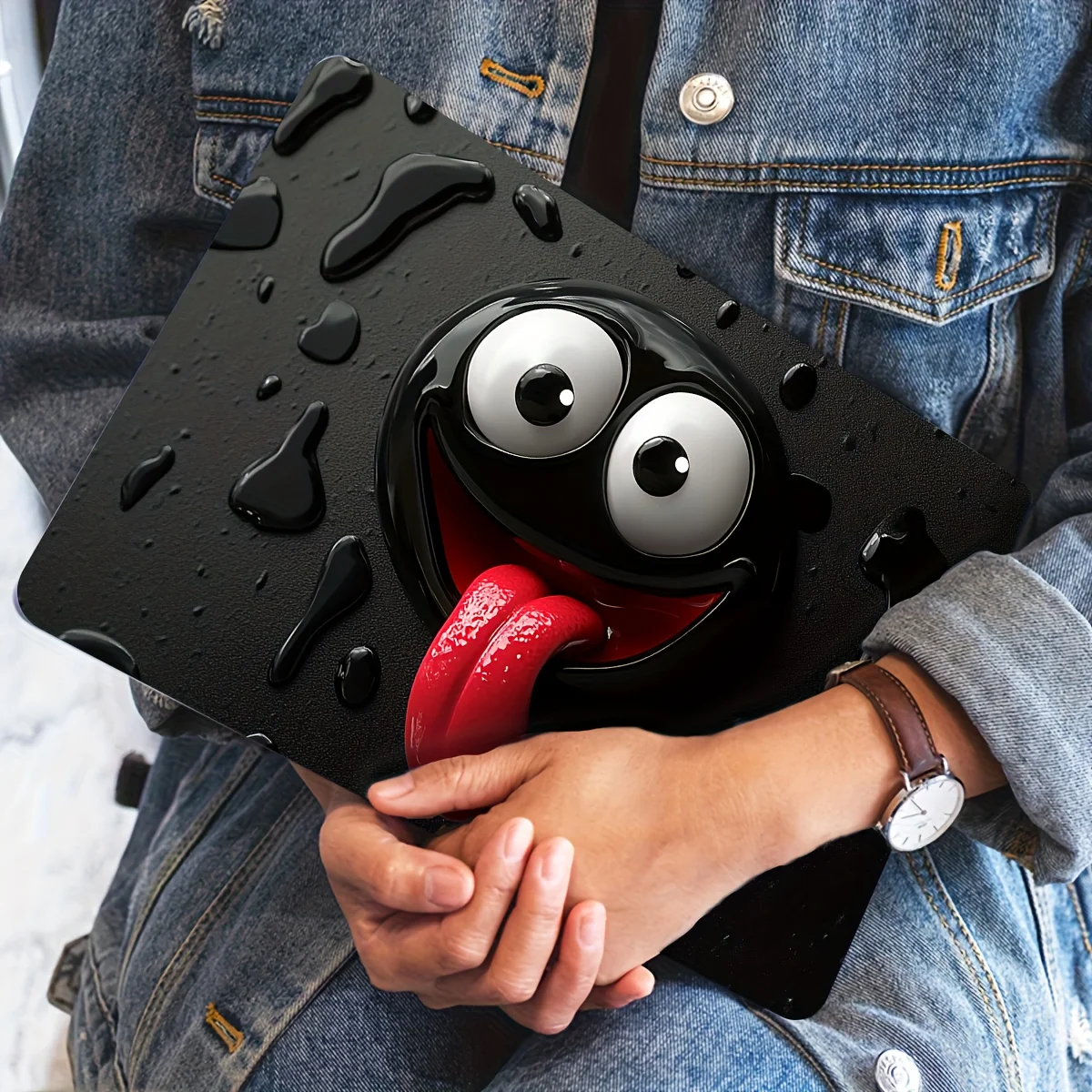 

Набор из двух наклеек Happy Emoji для ноутбука — устойчивые к царапинам, с ярким дизайном глаз и языка, светло-бежевые с черным рисунком в стиле дрип-арт.