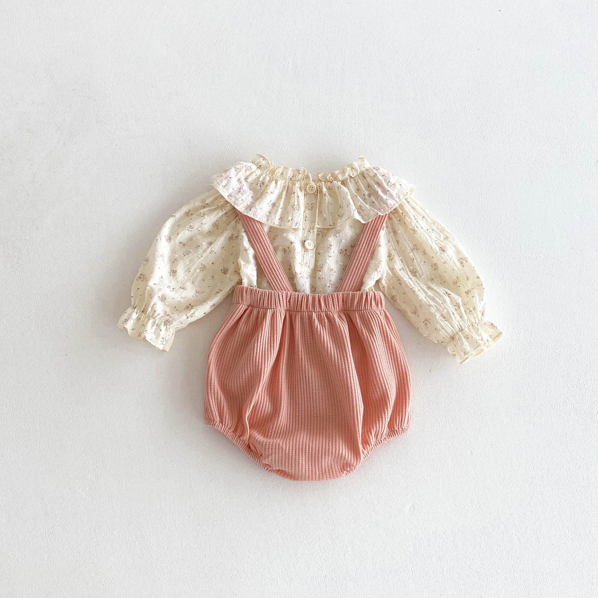 Frühlings- und Herbst-Neuheit: Süßes und stilvolles zweiteiliges Set für Mädchen mit Spitzenbesatz, Blumenmuster-Oberteil und Latzhose. – Detail 3