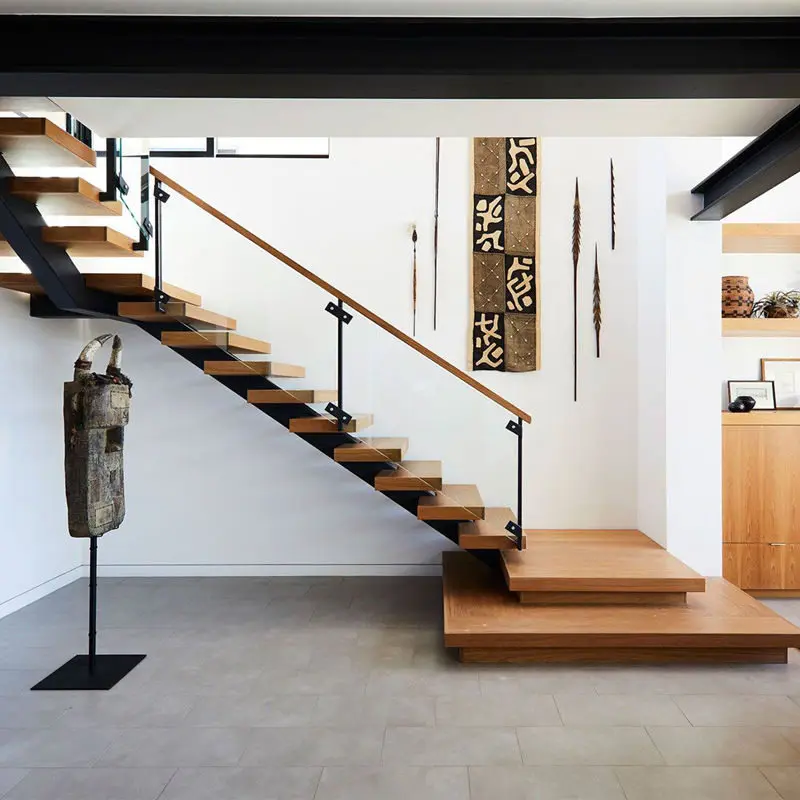 Personalizzazione delle scale per scale domestiche con ringhiera per scale diritte. Disegni moderni di scale in legno per interni a forma di U in ferro battuto