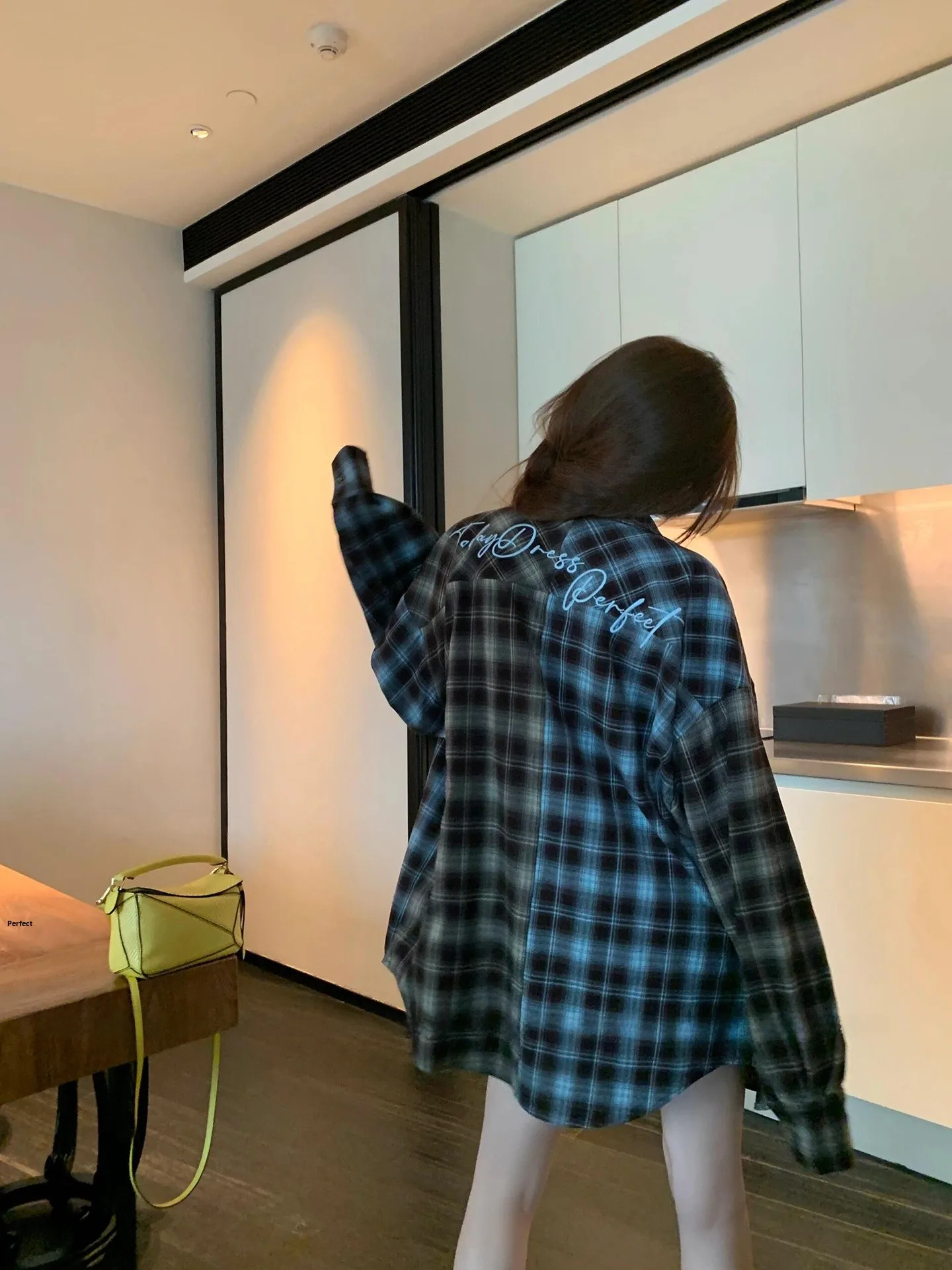 

ARRERISI Plaid Long Sve irt Women's American Retro Loose Lazy Sle Mid-Length Couple Outerwear Casual Vintage Pattern