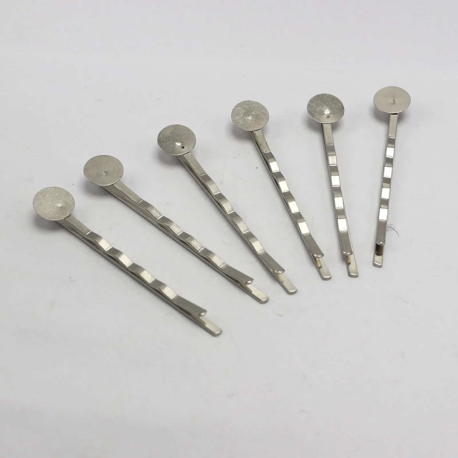 50 قطعة من دبابيس الشعر المعدنية باللون الفضي 1.9 بوصة - مشابك شعر غير قابلة للانزلاق مع وسادات قبضة للنساء، أحدث عالي الجودة معيار الاتحاد الأوروبي والولايات المتحدة