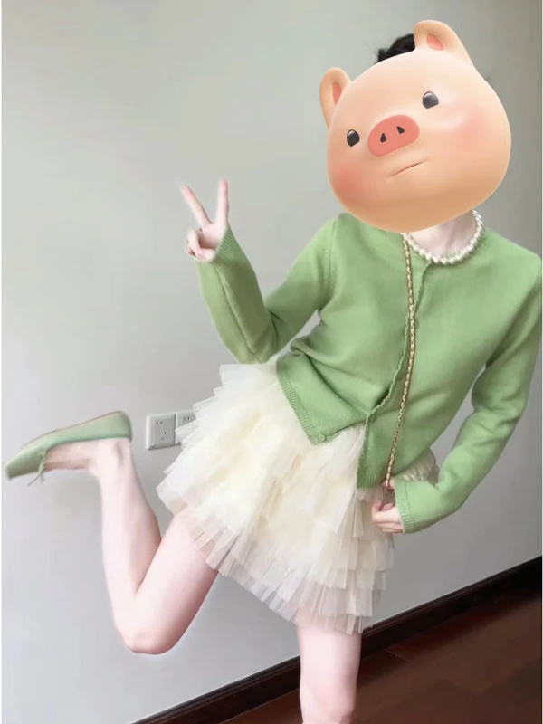 

Стильный вязаный комплект из свитера и юбки для молодых женщин, удобный хлопковый материал, модный весенний образ.