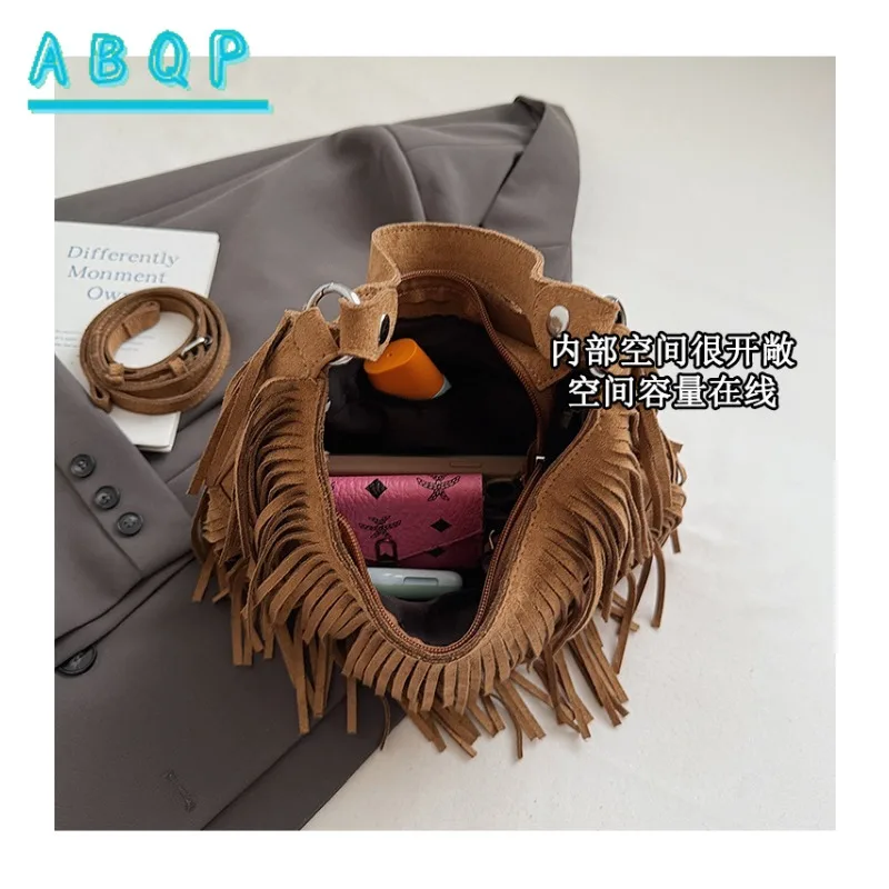 حقيبة كتف شرابة سعة كبيرة للنساء 2025 ريترو شعبية جديدة بسيطة حقيبة ساع حقيبة يد عصرية