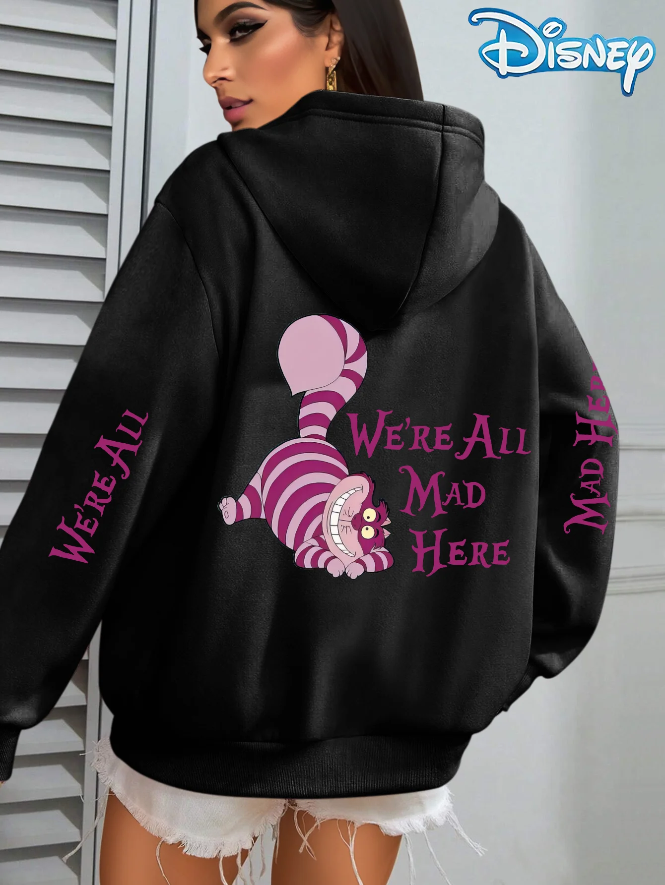 

Хлопковая флисовая толстовка унисекс Disney «Алиса в стране чудес» черного цвета с фиолетовым и белым полосатым котом, лежащим на спине, большими глазами