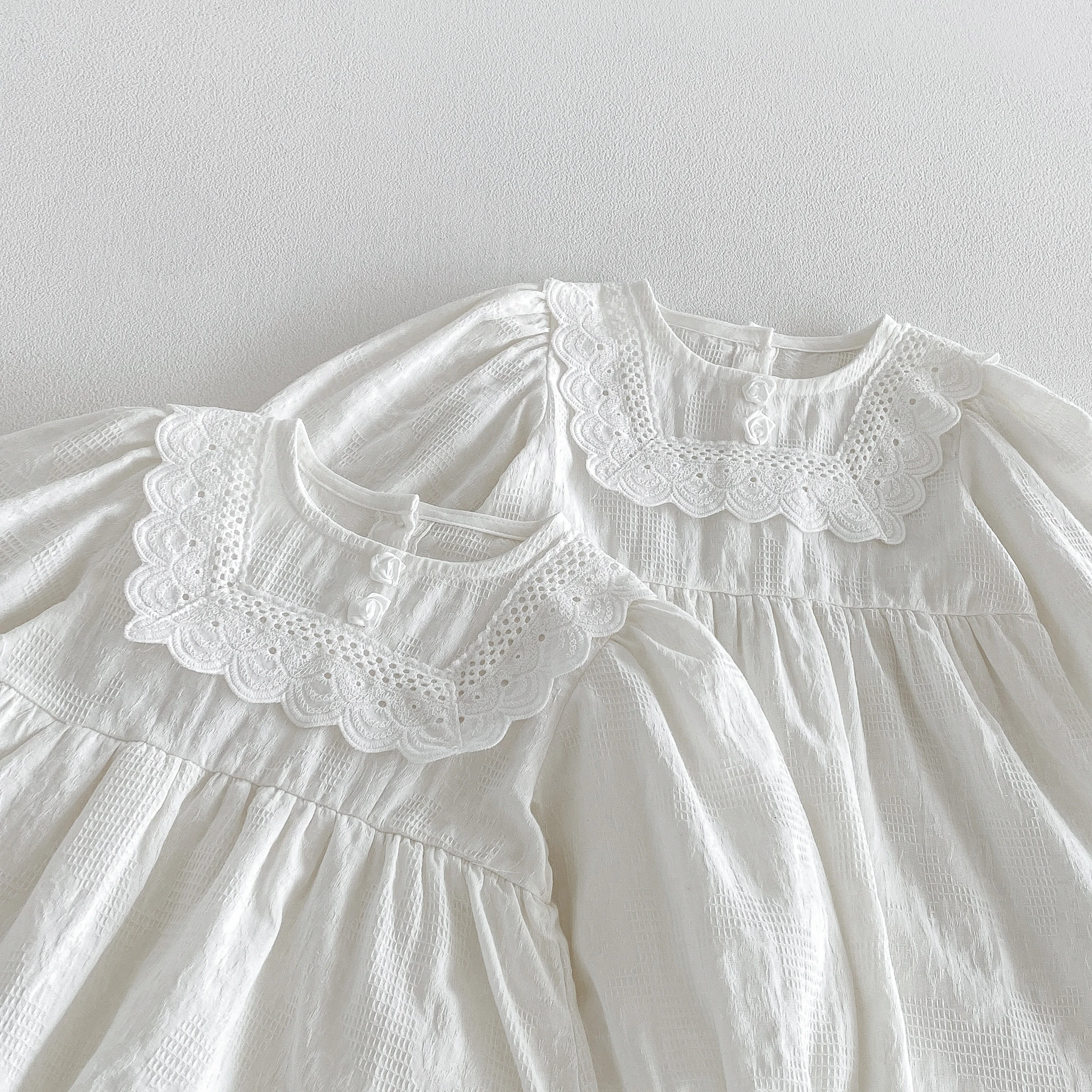 2026 Herbst Babykleidung Süßes Mädchen Baby Weißer Schlafanzug Langarm Prinzessinnen-Stil Rüschenkleid und Strampler – Detail 5