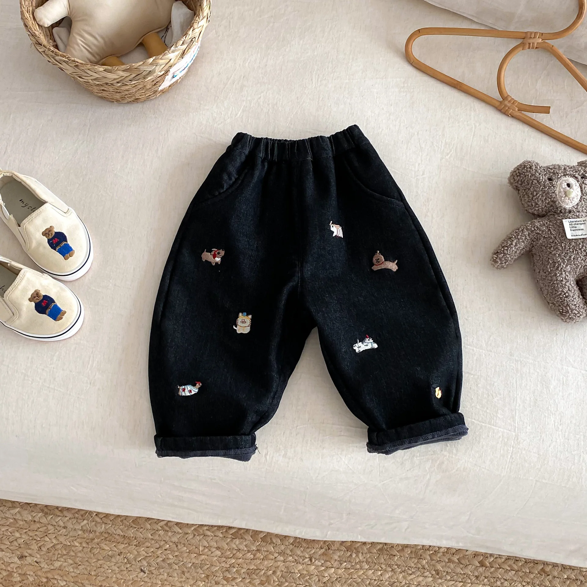 جينز كارتوني للأطفال 2025 شتاء جديد للأولاد تطريز أنيق مع سراويل مخملية 1-5 سنوات سراويل جينز دافئة للفتيات