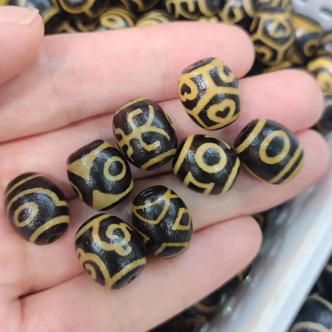 

50pcs/lot natural multiple pattern agate dzi wholesale Black yellow Weathering lines Handmade beads Ethnography Accessories diy