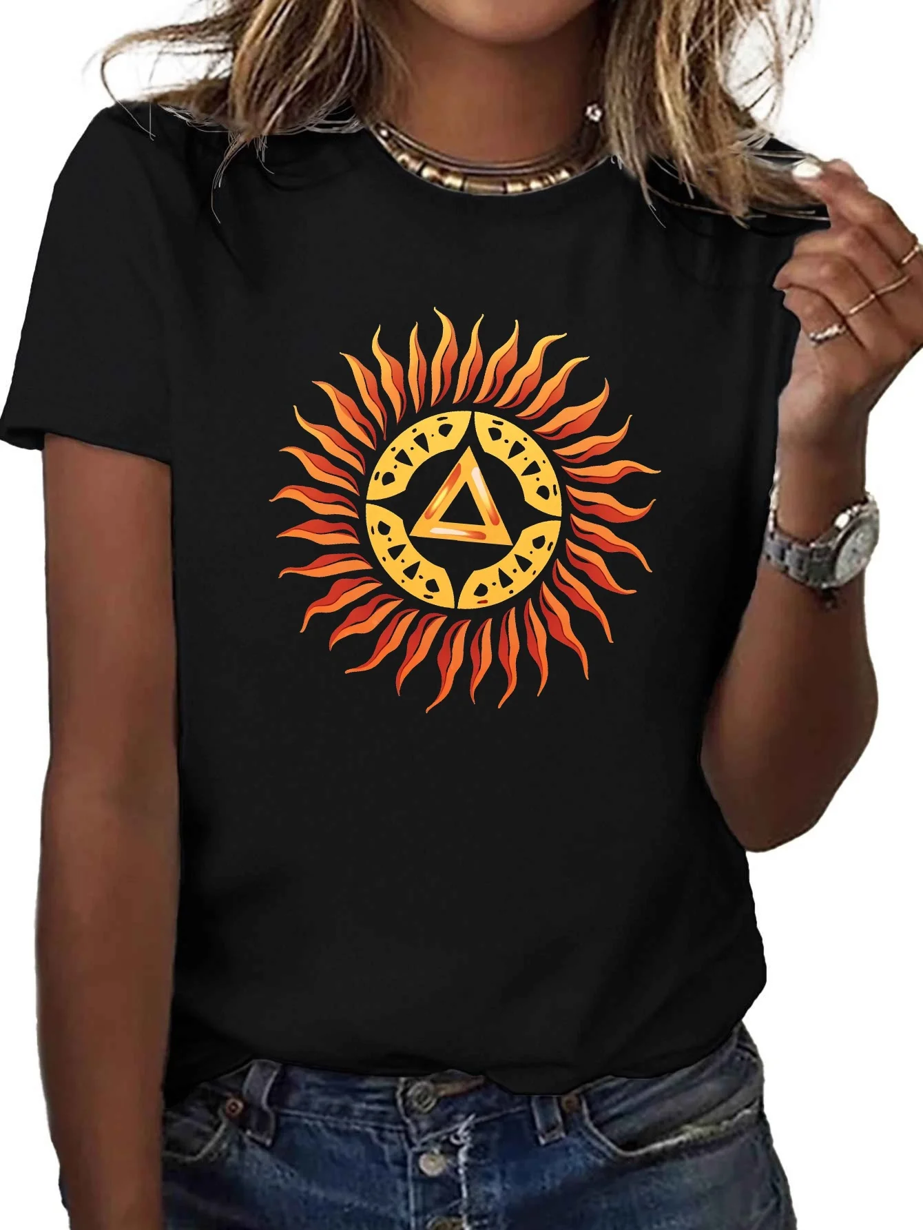 

Женская футболка с рисунком Pure Sun Symbol — повседневная с коротким рукавом, удобная посадка с ярким геометрическим дизайном, можно стирать в машине
