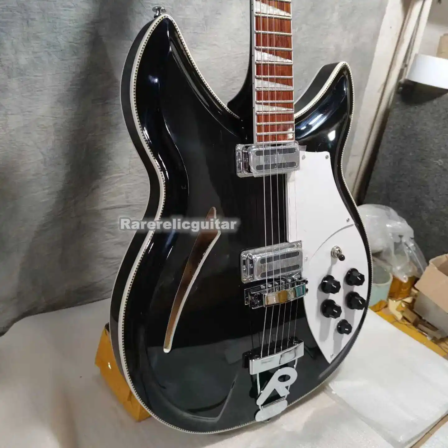Guitarra Eléctrica Semihueca Negra de 6 Cuerdas, Modelo 381, con Binding a Cuadros, Diapasón de Palisandro y Herrajes Cromados